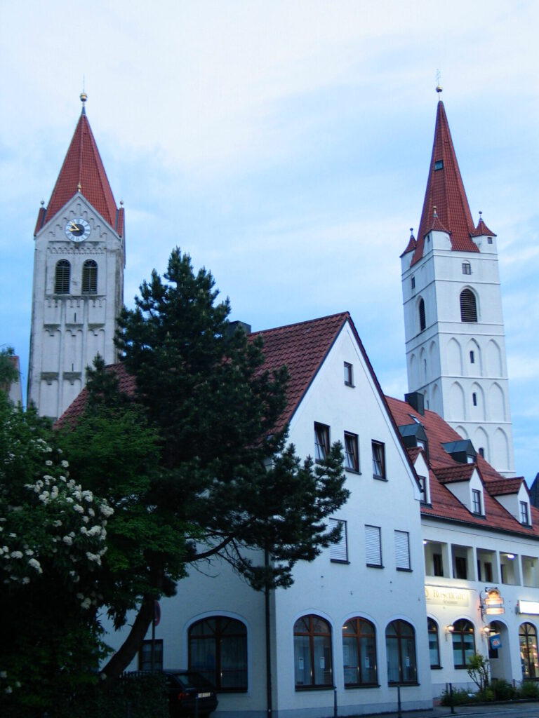 Das ist ein Bild von Moosburg mit den beiden Kirchen Sankt Johannes und Sankt Kastulus (Kastulusmünster).