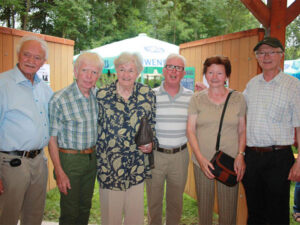 Das ist ein Gruppenbild vom Sommerfest in Moosburg.