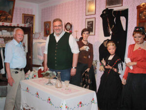 Das ist ein Bild von Josef Ackermann und Erich Irlstorfer beim Sommerfest des Ortsverbandes Moosburg e.V.