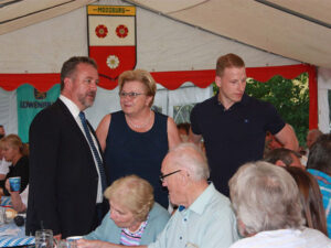 Ein Bild von Bernd Fabritius und Eva Hübner bei der Veranstaltung "Flucht, Vertreibung, Integration, gestern, heute und morgen" im Jahre 2017 im Haus der Heimat in Moosburg.